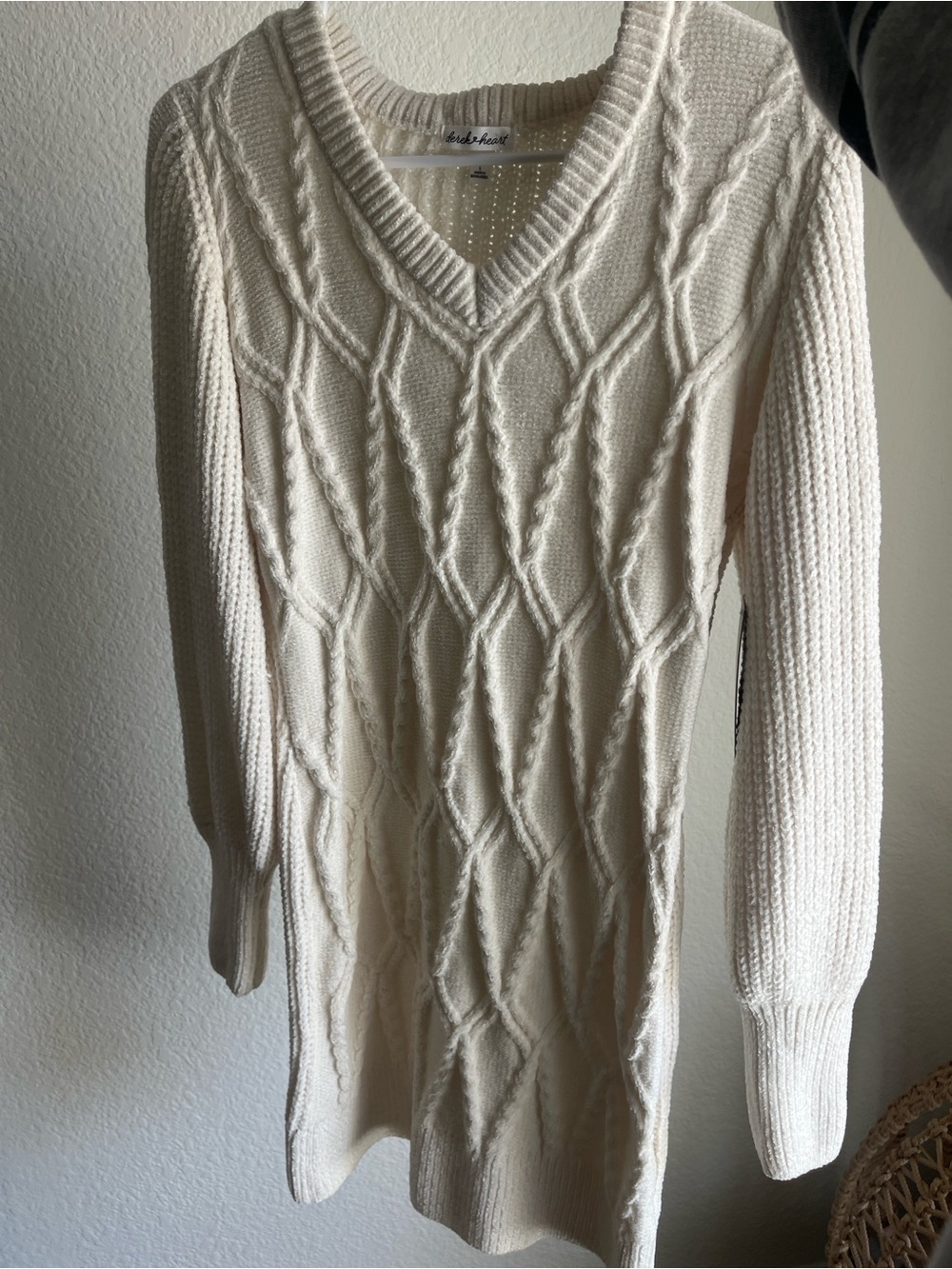 Source Unknown Cream Cable-Knit V-Neck Sweater